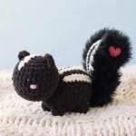 Lovestruck Skunk – valentine crochet pattern (photo 2)
