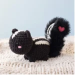 Lovestruck Skunk – valentine crochet pattern (photo 8)
