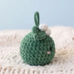 Mistletoe Charm – crochet star keychain (photo 2)